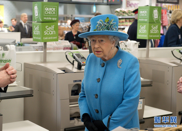 　　当地时间2016年10月27日，英国庞德伯里镇，英国女王伊丽莎白二世在爱丁堡公爵、威尔士王子夫妇的陪同下访问庞德伯里镇，参观当地一家超市。图片来源：视觉中国