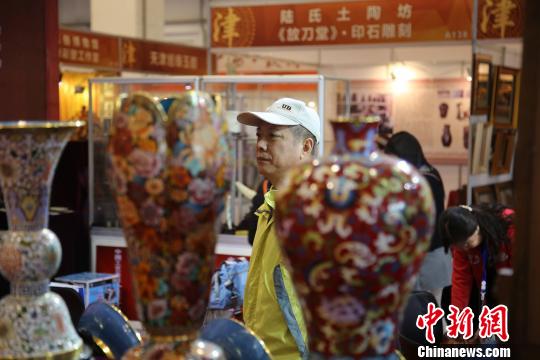 中国工艺美术大师作品暨手工艺术精品博览会青岛举行