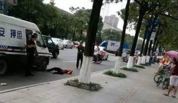 东莞一男子追砸运钞车被击毙,镇政府:已对涉案