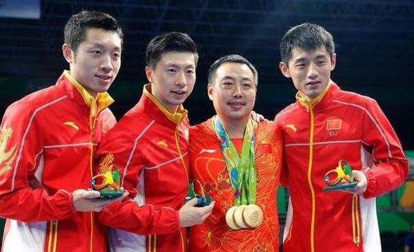 刘国梁兄弟家庭聚会和孩子们打球,晒出童年青