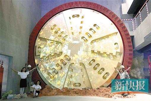 ■小朋友在1:1比例的盾构机模型前拍照。　新快报记者 毕志毅/摄