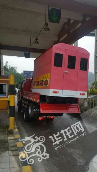 为省运费 货车高速路上演汽车版叠罗汉