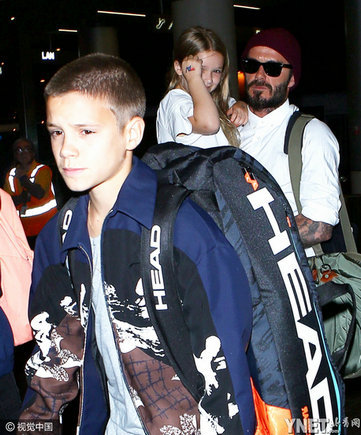 小七变大姑娘 独享老爸怀中宠爱小手挡脸好软