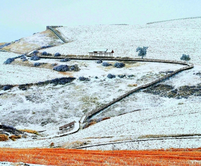 10月25日，奇台县的4A级“江布拉克”景区被雪覆盖，好似一幅国画。为加强闽昌两地交往交流，我省各大旅行社组织闽昌行旅游线路，让我省居民感受醉美的“江布拉克”。
