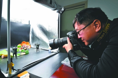 10月22日，玛纳斯碧玉网上商城的工作人员在拍摄产品宣传照，备战“双十一”。打造玛纳斯“中华碧玉之都”，扶持壮大玛纳斯碧玉产业，是莆田援疆的重要内容之一。