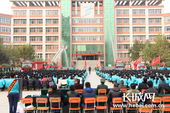 石家庄消防走进河北工程技术学院开展逃生灭火