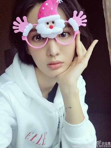 金晨敷面膜撞脸娜扎 网友:脸上的小动物好抢眼