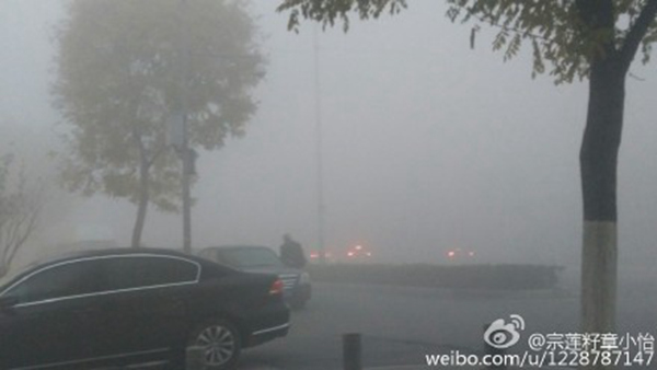 北京雾、霾预警齐发 今晨局地能见度不足100米