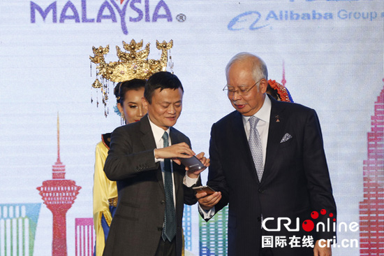 纳吉布与马云通过手机扫码方式启动了马来西亚国家馆