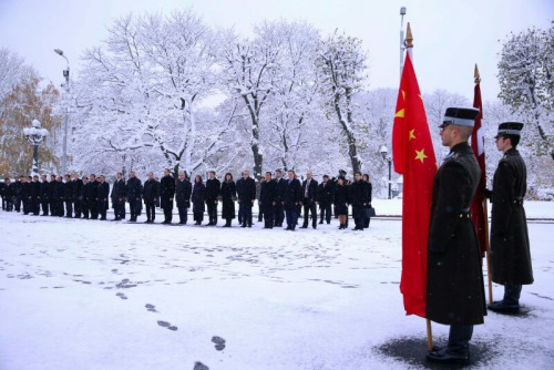 拉脱维亚总理在飞雪中举行仪式迎接李克强 (图)