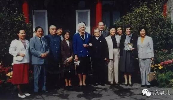 　　1985年，康克清等在宋庆龄故居会见美国原副总统布什夫人。