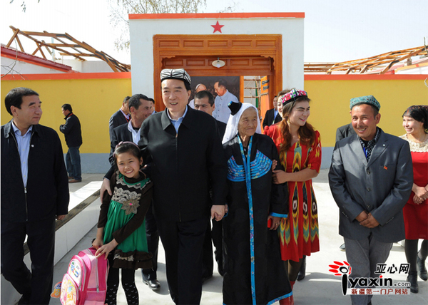 11月5日，自治区党委书记陈全国来到和田地区于田县先拜巴扎镇良种场村，看望自己的结对认亲户托乎提汗&middot;库尔班一家。 卢民一 摄