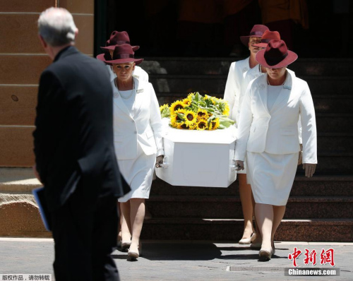 巴西女子举行生前葬礼圆梦 躺在棺材中听追悼