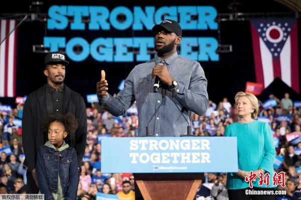 勒布朗詹姆斯与JR史密斯为希拉里拉票 小皇帝