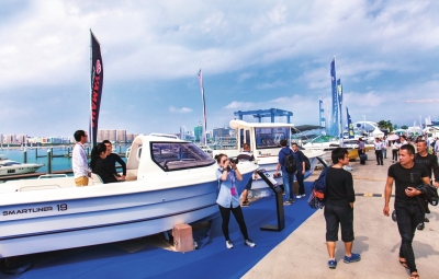 第九届中国（厦门）国际游艇展吸引了众多参观者。本报记者　施辰静　摄