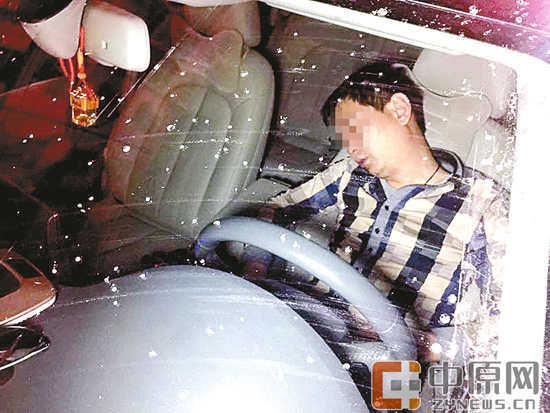 事故发生后,肇事司机还在呼呼大睡