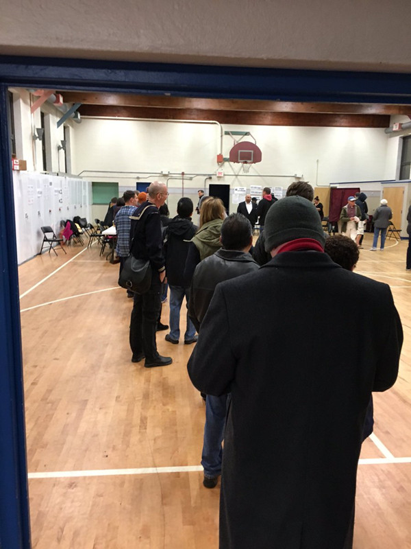 在美国新泽西州泽西城，选民排起长队，开始投票。（网页截图）