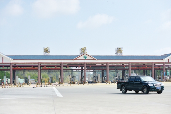 凤凰西收费站。