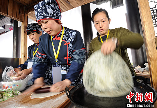 图为“乡村厨娘”正在现场制作“宁海麦饼”。陈云松　摄