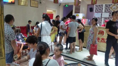 大量客人排队等待就餐