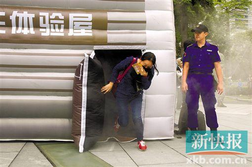 ■左图:消防员组织疏散人员。 右图:市民参加消防逃生体验。