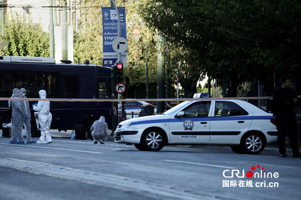法国驻希腊使馆遭手榴弹袭击 一名警察轻伤(组