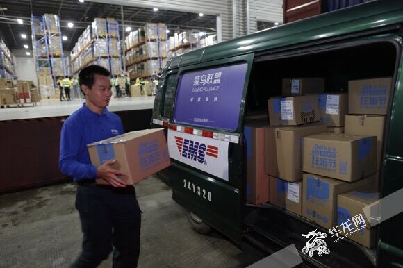 快递员将打包商品从仓库取出。阿里供图 华龙网发