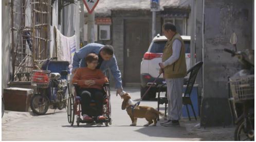 康达的母亲怀念老房子的生活