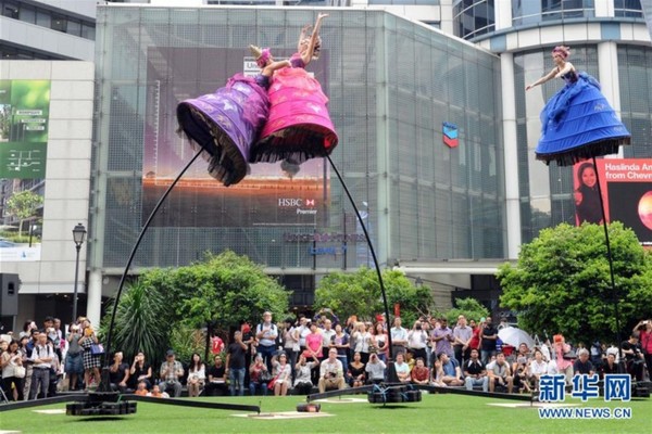 11月11日,澳大利亚表演团“三个佳丽”在新加坡莱佛士坊金融商业区表演。 新华社发(邓智炜摄)