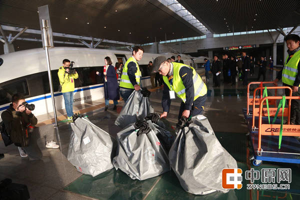 双十一的货物等待被运上高铁