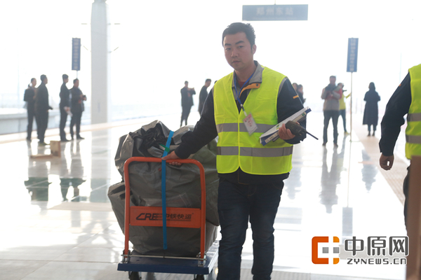 货物正在被运送上高铁