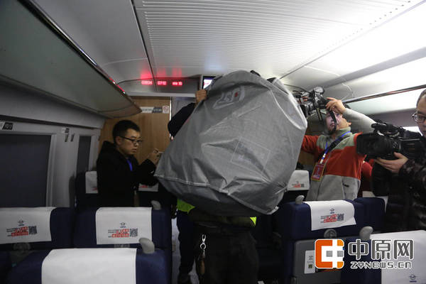 货物正在被运送上高铁