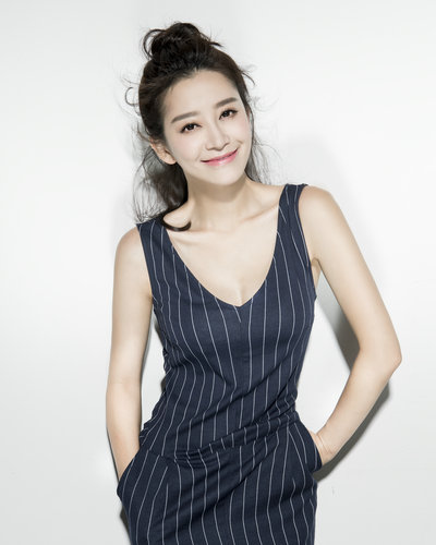 陈姝时尚写真大片曝光 妆容精致笑容甜美