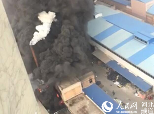 图为发生大火的保定白沟新腾飞革业有限公司现场。