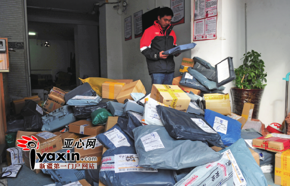 13日，乌市青年路申通快递，快递员正分拣“双十一”提前到的货。亚心网记者豆兴军摄