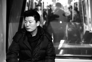 　　11月12日，在北京首都机场，闫永明回国投案自首。新华社发