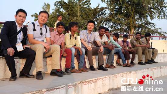 代表团成员深入当地村落参观(摄影 赵江)