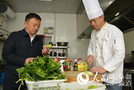 辽宁省省直援疆干部刘斌(左一)