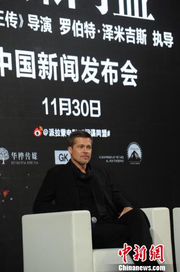 布拉德·皮特亮相电影《间谍同盟》上海首映礼 分享台前幕后故事。　徐明睿 摄