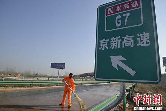 工人维护G7京新高速韩家营至呼和浩特段。 中新社记者 刘文华 摄