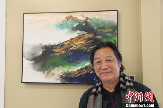 画家霍嘉顺和他的泼彩水墨画。 徐长安 摄