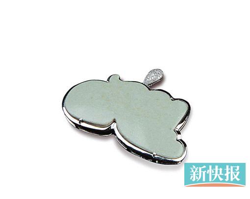 ■北宋官窑瓷片镶白金貔貅挂件。