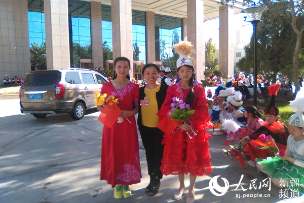 郑静华（中）与柯尔克孜族姑娘合影