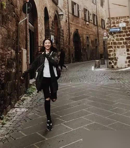 周冬雨抓头发!刘亦菲五官挤一起!好看的人才发