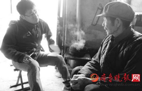 在彭其传家空荡的屋子里,他向记者讲述了自己的家庭。