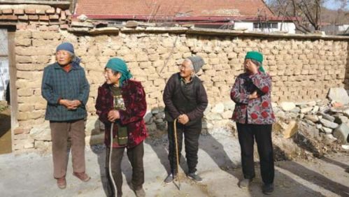 22日,章丘垛庄镇的上射垛村,几位老人在村口张望。由于青壮年大多去了城里打工,村里只剩下60多名老人留守。心理上的孤独感,让老人们盼着子女能常回家看看。 本报记者孙业文摄