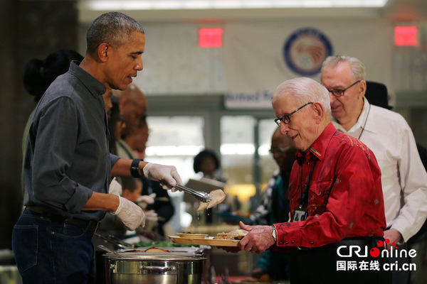 奥巴马造访部队养老院 为老人 盛饭 (高清组图