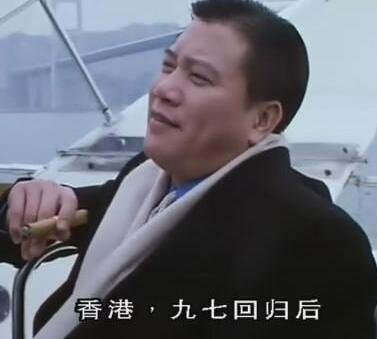 这个一手拿着烟卷的动作也成了万梓良在很多影片中的经典必备的动作之