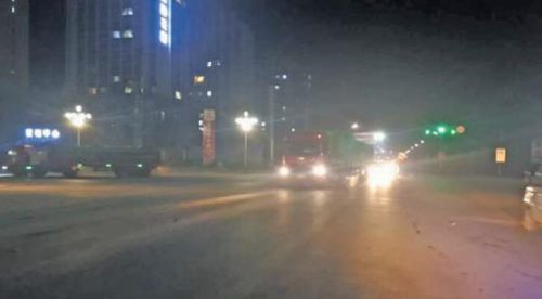 22时后，大货车在银河路通行。齐鲁晚报记者梁越摄