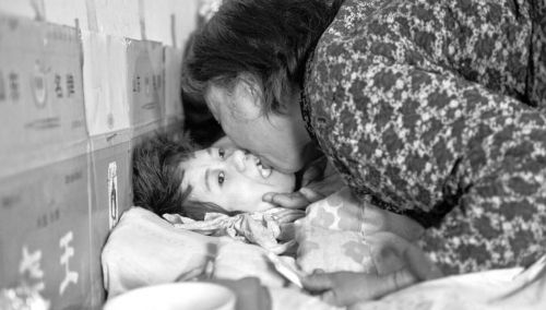 从9个月大到35岁,张永路就这样被母亲一口口喂大。